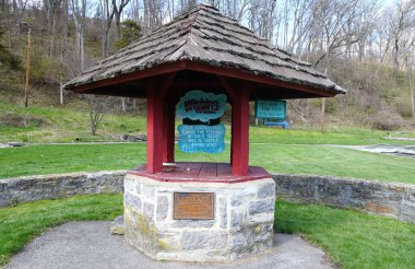 Allentown, Pennsylvania, ABD - 7 Nisan 2024 Lil-Le-Hi Trout kreşindeki dilek kuyusu