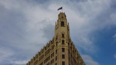 San Antonio, Teksas, ABD - 6 Nisan 2024 - Birleşik Postane ve Adliye Binası Emily Morgan Oteli 'nin yanındaki