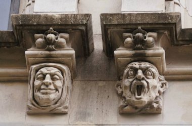 San Antonio, Teksas, ABD - 6 Nisan 2024 - Tower Life binasındaki iki gargoyles karakterinin yakınlaşması