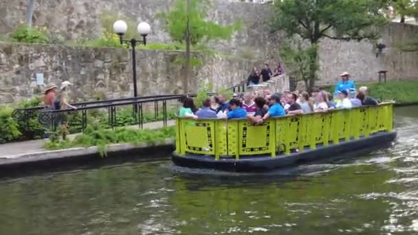 San Antonio Texas April 2024 Rio River Boat Tour Carrying — Stock Video