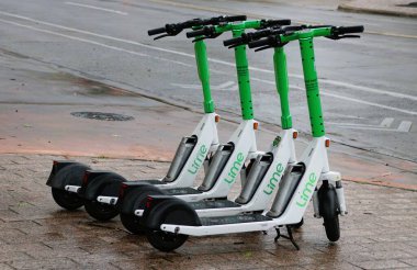 Austin, Teksas, ABD - 9 Nisan 2024 - Beyaz ve yeşil Lime scooterlar şehirde kısa süreli kiralanabilir