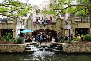 San Antonio, Teksas, ABD - 6 Nisan 2024 Rita 'nın nehir kenarındaki küçük şelaleleri