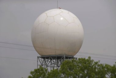 Hava durumu radarını ve hava tahminini yakalamak için beyaz bir doppler iletişim küresi.
