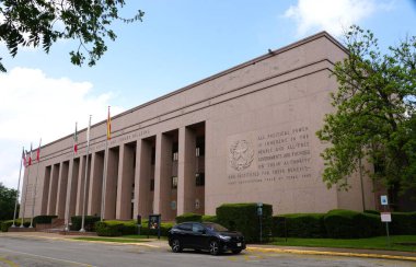 Austin, Teksas, ABD - 10 Nisan 2024 - Lorenzo De Zavala eyalet arşiv ve kütüphane binasının önü