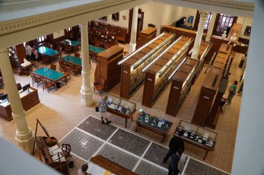 Austin, Teksas, ABD - 9 Nisan 2024 Teksas Capitol binasının içindeki kütüphanenin en üst görüntüsü