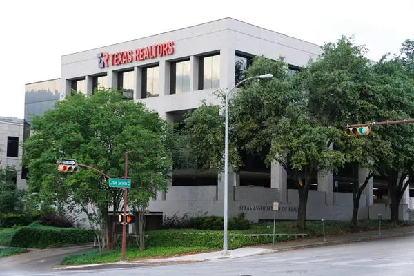 Austin, Teksas, ABD - 9 Nisan 2024 Teksas Emlakçılık binasının ön manzarası