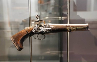 San Antonio, Teksas, ABD - 9 Nisan 2024 - Alamo Sergisi içinde oymalı antika tabanca