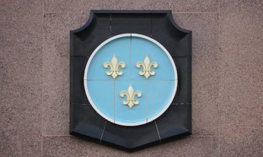 Austin, Teksas, ABD - 9 Nisan 2024 - Lorenzo De Zavala eyalet arşiv ve kütüphane binasında Fransa Kralı 'nın arması