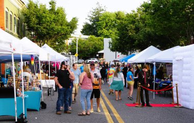 Milton, Delaware, ABD - 8 Haziran 2024 Onur Festivali ve sokak satıcıları
