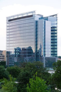 Austin, Teksas, ABD - 9 Nisan 2024 - Red River Caddesi 'ndeki Yenilik Kulesi' nin mavi camdan binası