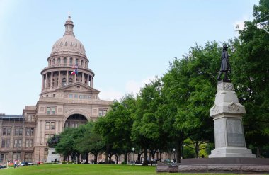 Austin, Teksas, ABD - 10 Nisan 2024 Teksas Capitol binasının manzarası ve sokaktan alınan çimenler