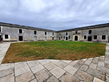 St. Augustine, Florida, ABD - 18 Kasım 2023 Castillo de San Marcos Ulusal Anıtı 'nın içindeki ana kale ve yeşil çimlerin manzarası