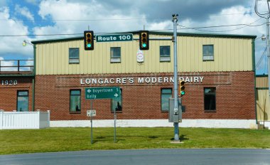 Barto, Pennsylvania, U.S.A - 16 Haziran 2024 - Longacre 's Modern Süt Binası