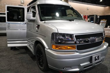 Philadelphia, Pennsylvania, ABD - 14 Ocak 2024 Chevrolet Express 2500 kargo aracının gümüş rengi