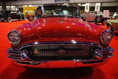 Philadelphia, Pennsylvania, ABD - 14 Ocak 2024 1956 Buick Roadmaster 'ın kırmızı renkli ön görüntüsü