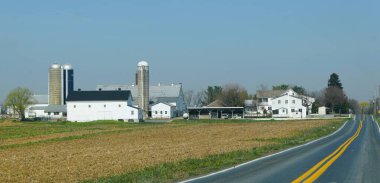 Strasburg, Pennsylvania, ABD - 14 Mart 204 Mısır siloları ve büyük bir tarlası olan büyük bir Amish çiftliği