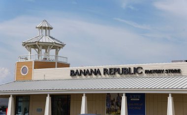 Rehoboth Plajı, Delaware, ABD - 23 Haziran 2024 - 11. yoldaki Banana Republic Outlet mağazası