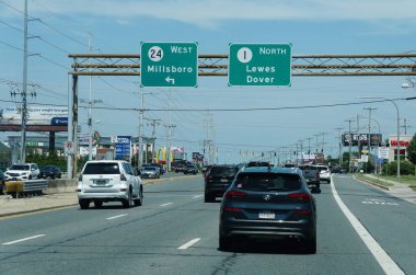 Rehoboth Beach, Delaware, ABD - 23 Haziran 2024 Lewes 'e doğru 1. Cadde ve 24. Yol' dan Millsboro 'ya yaz trafiği