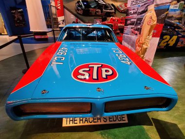 Daytona Plajı, Florida, ABD - 18 Kasım 2023 - 1974 Richard Petty STP Dodge Charger Daytona 500 spor otomobilinin ön görüntüsü