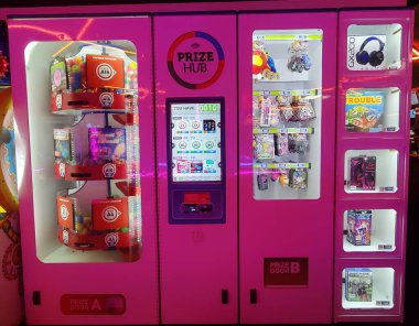 Wilmington, Delaware, ABD - 20 Nisan 2024 Canlı Pembe Ödüllü Hub oyun makinesi