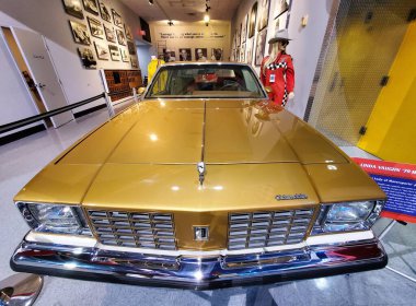 Daytona Sahili, Florida, ABD - 18 Kasım 2023 Linda Vaughn 'un 1979 model Oldsmobile Cutlass' ının altın rengi