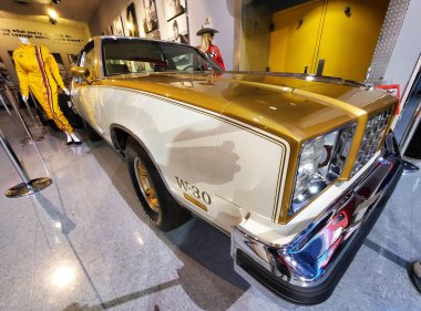 Daytona Sahili, Florida, ABD - 18 Kasım 2023 Linda Vaughn 'un 1979 model Oldsmobile Cutlass' ının altın rengi