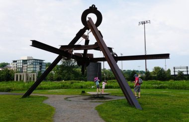 Minneapolis, Minnesota, ABD - 9 Temmuz 2024 Mark di Suvero tarafından sallanan büyük metal örümceksi sanat