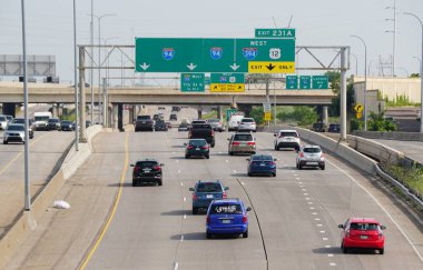 Minneapolis, Minnesota, ABD - 9 Temmuz 2024 - 94. otoban ve 231A çıkışlı 2394 Batı ve 12. karayolu trafiği