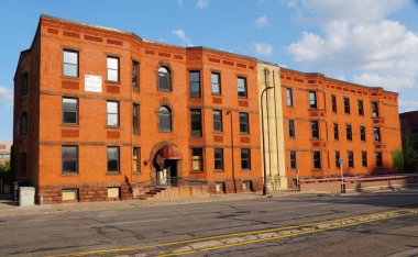 Minneapolis, Minnesota, ABD - 12 Temmuz 2024 Marquette Bulvarı 'ndaki parlak turuncu apartman