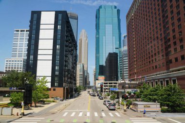 Minneapolis, Minnesota, ABD - 12 Temmuz 2024 - Güneşli bir günde S 11. caddedeki yüksek modern binalar, apartmanlar, oteller ve trafik manzarası