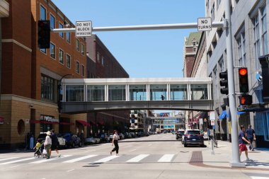 Minneapolis, Minnesota, ABD - 12 Temmuz 2024 - Nicollet Alışveriş Merkezi yakınlarındaki Skyway Köprüsü
