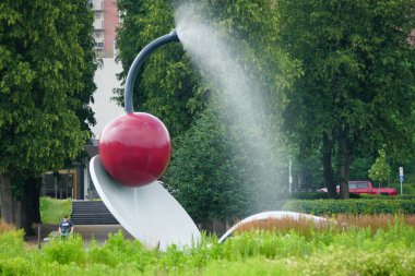 Minneapolis, Minnesota, ABD - 9 Temmuz 2024 Claes Oldenburg tarafından tasarlanan Spoonbridge ve Cherry heykellerinden su kıvrıldı