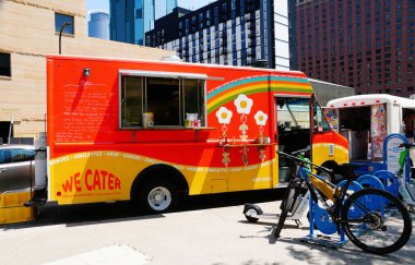 Minneapolis, Minnesota, ABD - 9 Temmuz 2024 Kırmızı ve sarı Kabom yemek kamyonu, kebap, omlet, haşhaş ve öğle yemeği menüleri satıyor.