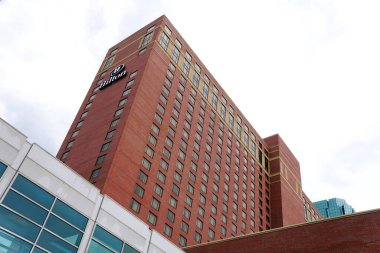 Minneapolis, Minnesota, ABD - 9 Temmuz 2024 - 11. Cadde 'deki Hilton Oteli' nin alt manzarası