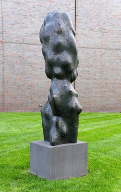 Minneapolis, Minnesota, ABD - 9 Temmuz 2024 Aaron Spangler tarafından tasarlanan oyulmuş Basswood heykeli Bog Walker