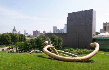 Minneapolis, Minnesota, ABD - 9 Temmuz 2024 - Nairy Baghramian tarafından tasarlanan Ayrıcalıklı Noktalar heykeli