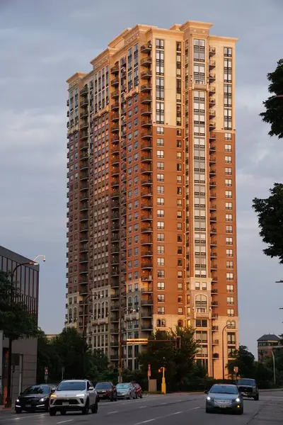 Minneapolis, Minnesota, ABD - 12 Temmuz 2024 - Grant Caddesi 'ndeki Ashby Kulesi' nin manzarası