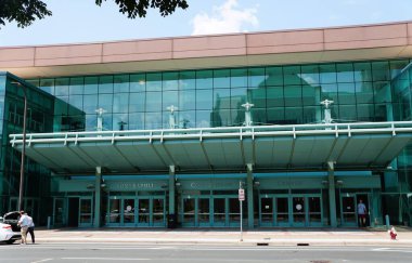 Minneapolis, Minnesota, ABD - 12 Temmuz 2024 Minneapolis Kongre Merkezi 'nin arka girişi