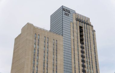 Minneapolis, Minnesota, ABD - 9 Temmuz 2024 - 11. caddedeki Ivy Oteli manzarası