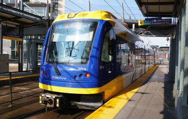 Minneapolis, Minnesota, ABD - 12 Temmuz 2024 Mavi ve sarı Metro Transit Treni