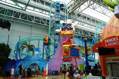 Minneapolis, Minnesota, ABD - 12 Temmuz 2024 - Amerika Alışveriş Merkezi 'nin içindeki renkli Rock Bottom Plunge gezisi