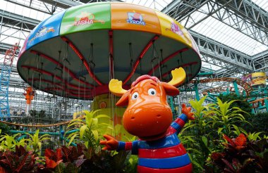 Minneapolis, Minnesota, ABD - 12 Temmuz 2024 Amerika Alışveriş Merkezi 'nin içinde renkli arka bahçeler sallanıyor.