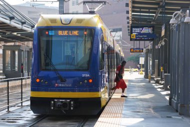 Minneapolis, Minnesota, ABD - 12 Temmuz 2024 U.S Bank Stadyumu yakınlarındaki mavi ve sarı metro durağı