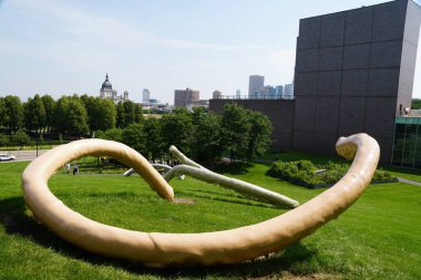 Minneapolis, Minnesota, ABD - 9 Temmuz 2024 - Nairy Baghramian tarafından tasarlanan Ayrıcalıklı Noktalar heykeli