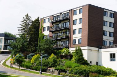 Minneapolis, Minnesota, ABD - 13 Temmuz 2024 - Walker Sanat Merkezi 'nin Grothe Terrace apartmanının çevresindeki güzel manzara