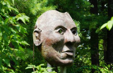 Minneapolis, Minnesota, ABD - 14 Temmuz 2024 - Siyu Şefi Küçük Karga maskesi, Ed Archie Noisecat tarafından tasarlanan bir heykel