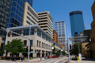 Minneapolis, Minnesota, ABD - 12 Temmuz 2024 - 11. cadde boyunca yüksek binalar, ofisler ve restoranlar