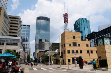 Minneapolis, Minnesota, ABD - 12 Temmuz 2024 Nicollet Bulvarı 'ndaki yüksek binalar, ofisler ve restoranlar