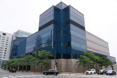 Minneapolis, Minnesota, ABD - 13 Temmuz 2024 - 11. Cadde 'deki Uyku Numarası Genel Merkezi' nin mavi binasının yan görüntüsü