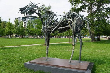 Minneapolis, Minnesota, ABD - 9 Temmuz 2024 Deborah Butterfield tarafından tasarlanan Woodrow adlı bronz at heykeli